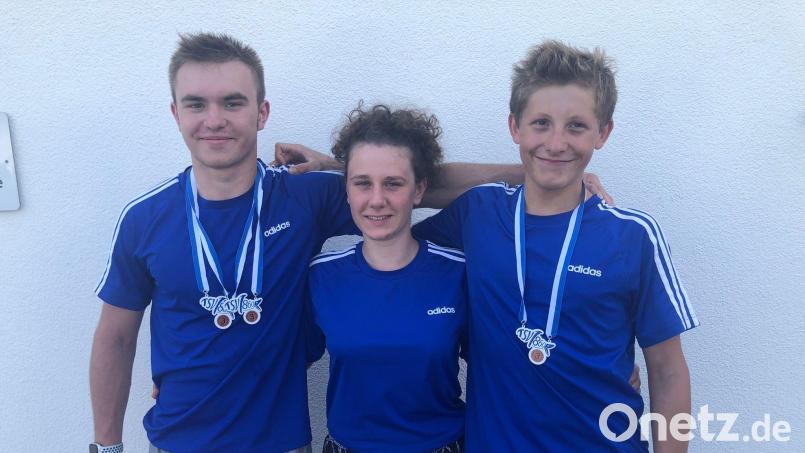 Starker Auftritt von Fynn Legat (von links), Anna Schwöd und Leonhard Fütterer vom Tirschenreuther Schwimm-Club bei den Bayerischen Jugendmeisterschaften in Rosenheim. Bild: rbg
