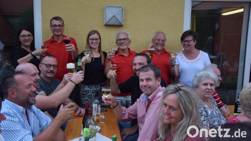 Die SPDler stoßen bei ihrem Weinfest an den Tischen mit den Besuchern an. Bild: fz