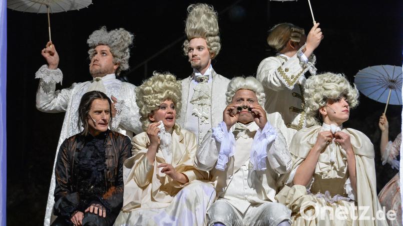 Paul Kaiser (vorne links) musste am Freitagabend offenbar wegen eines Schwächeanfalls die Bühne verlassen. Die Theaterleitung entschied anschließend, das Stück abzubrechen. Bild: Florian Miedl