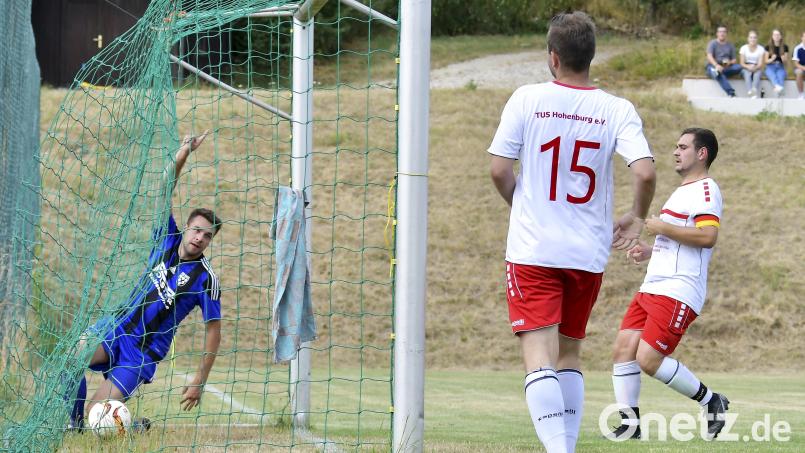 Andreas Hiller (links) vom TuS Kastl zeigt es an: Gerade hat er das 1:0 für seine Mannschaft erzielt. Der Hohenburger Kapitän Florian Schiessl (rechts) und Michael Höllriegl (Zweiter von rechts.) sind geschlagen. Bild: Hubert Ziegler
