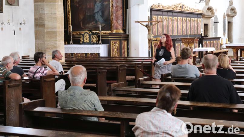 In der Marienkirche berichtrete Stadtführerin Patrizia Zimmermann über Christian Augusts Konversion und seine religiöse Toleranzpolitik. Bild: Corinna Groth