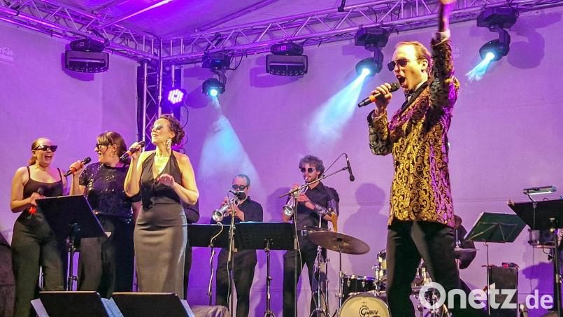 Die stimmgewaltigen Interpreten der &quot;Musical Summer Night&quot; (von links): die Schwestern Marlene und Liliana Düstersiek, Mutter Beata Marti und der Wiener Baritenor Johannes Summer. Die siebenköpfige Band &quot;Magic Max and his Moonlight Orchestra&quot; sorgte für den perfekten Sound im Pfarrhof. Bild: Biczysko/fph