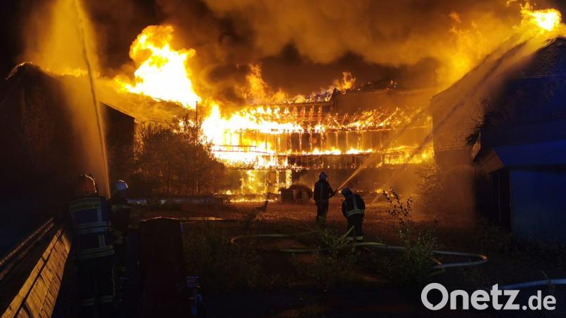 Das Feuer in dem Hotelkomplex in Bischofsmais-Habischried hat ersten Schätzungen zufolge einen Schaden in Höhe von mindestens einer Million Euro verursacht. Bild: Hartl/vifogra/dpa