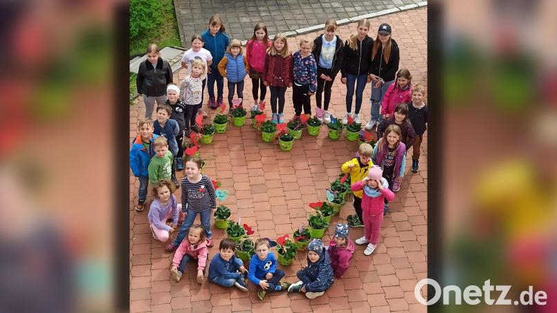 Töpfe mit Hängeerdbeeren wurden von der Kinder- und Jugendgruppe des Gartenbau- und Ortsverschönerungsvereins Rottendorf, den „Rondorfer Groshupfer“, hergestellt. Bild: Claudia Pösl/exb