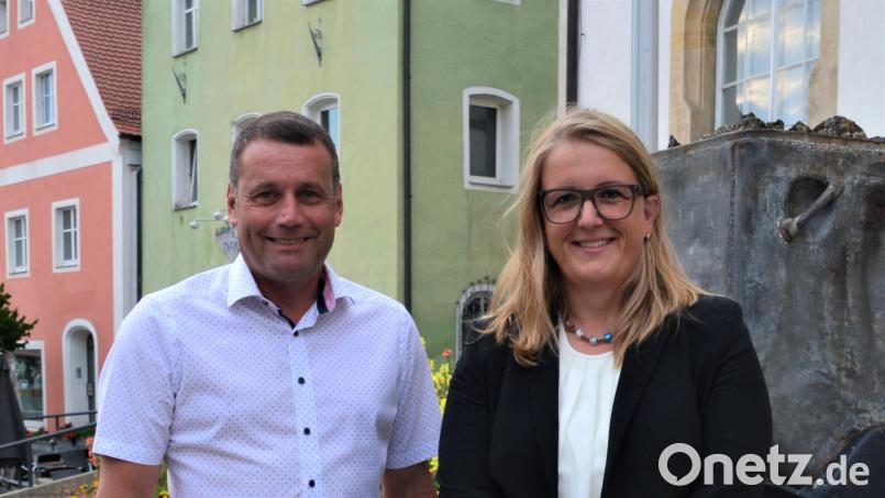 Nach dem Willen des SPD-Kreisvorstandes sollen Uwe Bergmann für den Landtag und Simone Böhm-Donhauser für den Bezirkstag antreten und dort die Interessen der Menschen aus der Region vertreten. Bild: sor