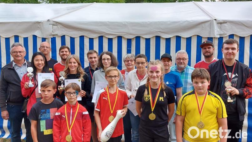 Die Preise überreichte (hinten, von links) Dritter Bürgermeister Wolfgang Rattai zusammen mit den Vereinsvertretern Roland Sperber (SKK Etzelwang) und Uwe Rupprecht (Fortuna Neukirchen) an die siegreichen Teilnehmer. Bild: Uwe Rupprecht