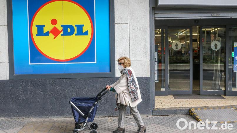 Eine Frau mit Rollator trägt einen Mund-Nasen-Schutz und passiert ein Einkaufsladen. Bild: Lorenzo Carnero/ZUMA Wire/dpa/Symbolbild