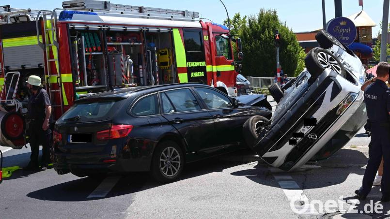 Der nagelneue weiße Tiguan dürfte beim Unfall einen Totalschaden davongetragen haben. Sein Fahrer (61) wurde beim Überschlag zum Glück nur leicht verletzt. Der Fahrer des schwarzen BWW blieb unverletzt. Bild: gf