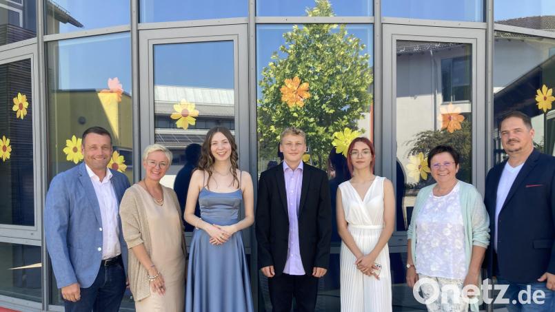 Die drei Besten Mittelschulabsolventen mittendrin: Anna Bierler (Notenschnitt 1,6), Emil Uschold (2,2) und Elena Gogolan (2,4) werden flankiert von den Zweiten Bürgermeistern Uwe Bergmann aus Schnaittenbach (links) und Bärbel Birner aus Hirschau (Zweite von rechts) sowie Schulleiterin Michaela Bergmann (Zweite von links und Klassleiter Jürgen Moeller (rechts). Bild: tat