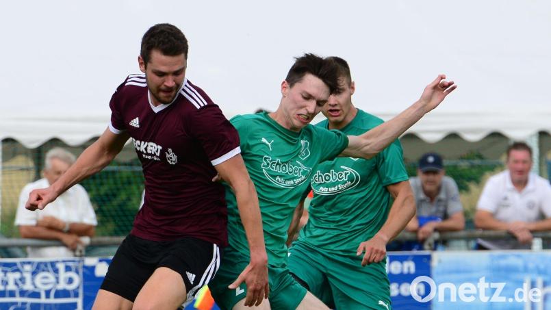 Alexander Grill (links) vom FC Wernberg hatte einen schweren Stand gegen die schlichter Abwehrspieler. Bild: ham