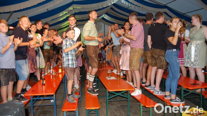 Die Stimmung im Festzelt ist bestens. Bild: sm