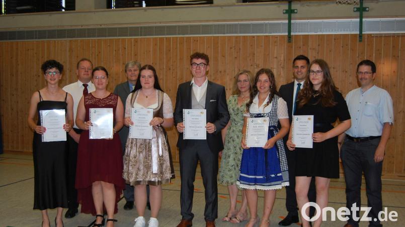 Die Schulbesten wurden für ihre herausragenden Leistungen geehrt. Im Hintergrund die Lehrkräfte mit Bürgermeister Rudolf Teplitzky (Dritter von rechts) Bild: wel