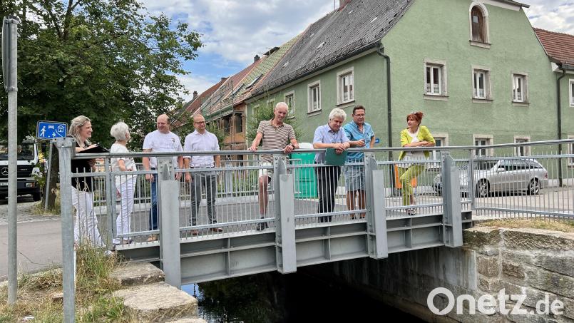 Der Markt lässt das Geländer am hinteren Teil des Floßbachs analog der neuen Brücke Püchersreuther Straße erneuern. Der Bauausschuss hat nach einer Ortsbesichtigung grünes Licht gegeben. Bild: Eichl