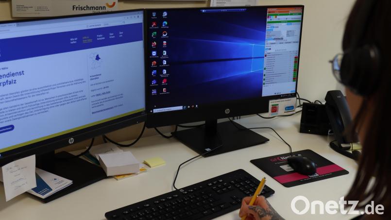 In der Schwandorfer Zentrale des Krisendienstes Oberpfalz wartet Lena auf Anrufe. Unter der Nummer 0800/6553000 können Oberpfälzer telefonische Hilfe bei psychischen Krisen bekommen. Bild: olr