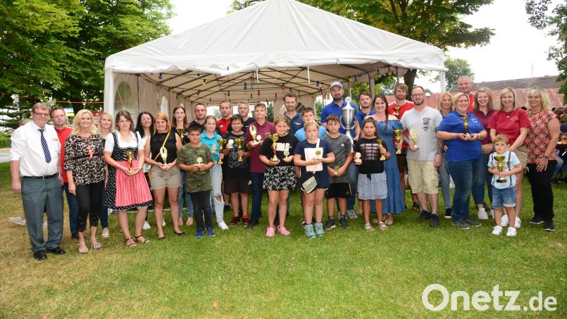 Vorsitzende Martina Lorenz (rechts), als Gast Johann Kneissl, Vorsitzender des 1. SKV Weiden und Zweite Bürgermeisterin Andrea Lang (vordere Reihe, von links) überreichten den Siegern und Platzierten die bei der Stadtmeisterschaft im Kegeln gewonnenen Pokale. Bild: bey