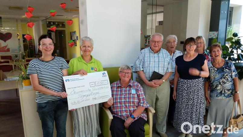 Den symbolischen Scheck über 1000 Euro überreicht die Vorsitzende des Diakonievereins, Diakonin Irene Elsner (sitzend) an die Leiterin der Tagespflege, Katharina Morgenstern (Zweite von links). Bild: Andreas Weber