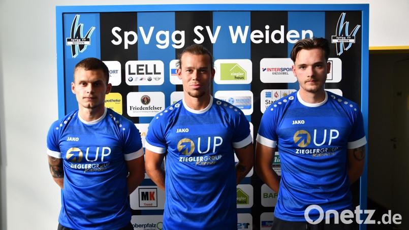 Fußball-Bayernligist SpVgg SV Weiden stellte am Montagabend drei weitere Neuzugänge vor: Martin Ruda, David Bezdicka und Samuel Höng verstärken künftig den Aufsteiger. Bild: Nachtigall