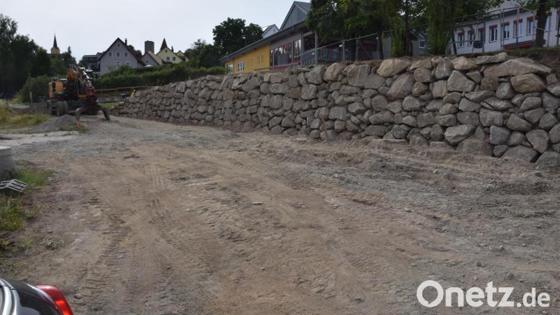 Das wird der Amalienweg. Besonders fällt die aufwendige Natursteinmauer ins Auge. Bild: fz
