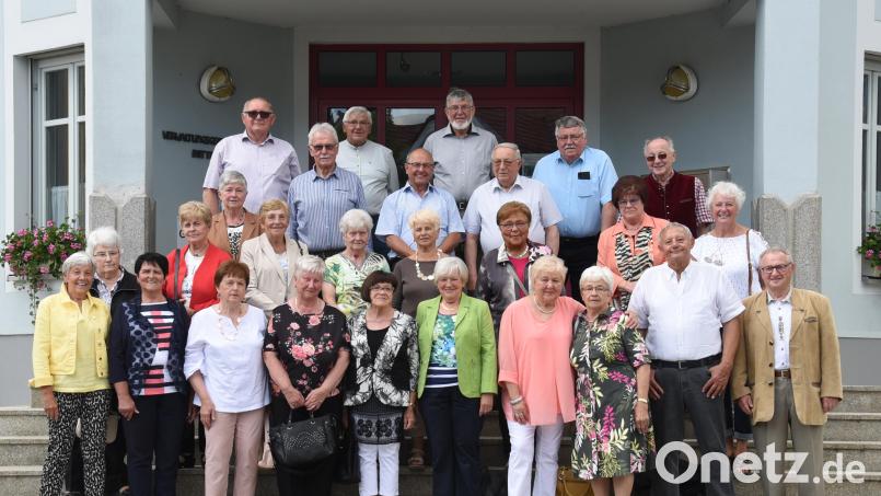 Die Angehörigen des Schülerjahrgangs 1946/47 beim Klassentreffen. Bild: Gelis Fotostudio