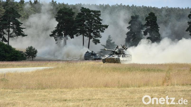 Panzerhaubitzen bei der Übung in Grafenwöhr. Bild: Florian Wagner/exb