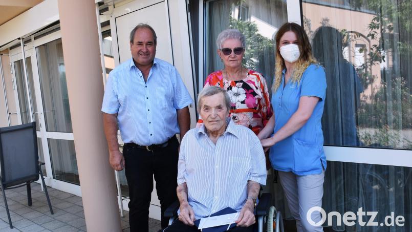 Jubilar Ottmar Bäuml (vorne) zusammen mit Tochter Gerlinde (hinten), Pflegerin Nadine und Drittem Bürgermeister Josef Schwägerl.