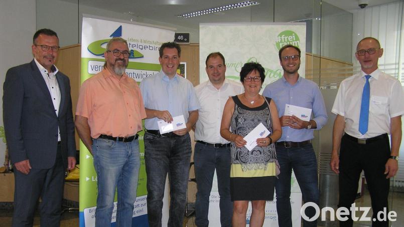 Raiffeisen-Vorstand Joachim Geyer (von links) überreichte mit Berater Peter Erhart (rechts) an Frank Bauer, Michael Brucker und Raphael Kohlhofer von der Fichtelgebirgs-Sommerlounge Brand, Monika Horn von der Feuerwehr Ebnath und Maximilian Rubenbauer von der Kolpingfamilie Ebnath jeweils Zuwendungen von 500 Euro. Bild: öt