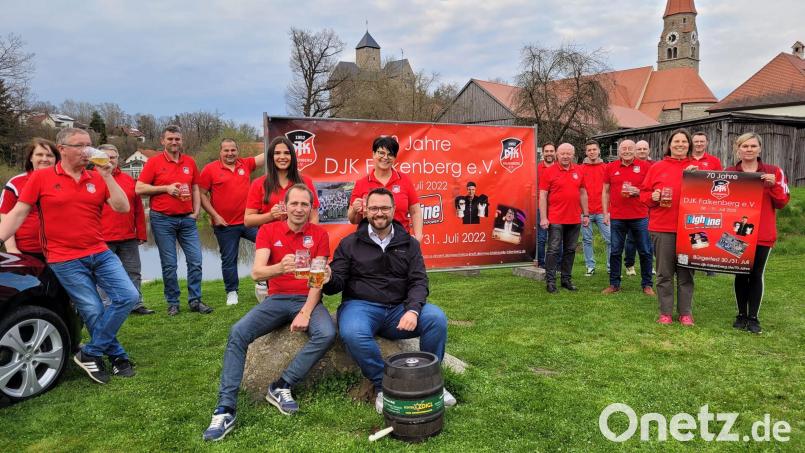 Das Vorstandsteam der DJK Falkenberg um Vorsitzenden Wolfgang Knoll und Bürgermeister Matthias Grundler (Mitte) laden am kommenden Wochenende zum Bürgerfest ein. Bild: DJK Falkenberg/exb