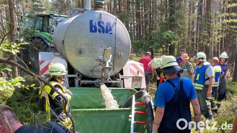 Landwirte waren mit Güllefässern voller Wasser zur Stelle. Sie unterstützen die Löscharbeiten tatkräftig. Bild: Feuerwehr Schwarzenfeld/exb