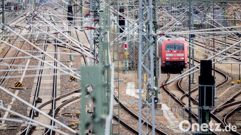 Ein Zug wartet. Auf dem Regensburger Bahnhof ist eine Lokomotive verunstaltet mit linksextremistischen Symbolen worden. Symbolbild: Christoph Soeder