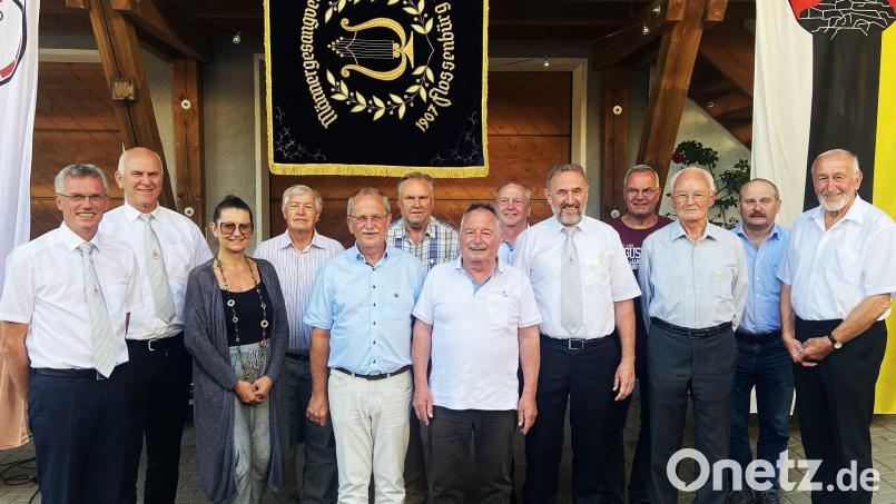 Die geehrten aktiven Sänger sind weiterhin mit voller Stimme und Leidenschaft beim Singen dabei. Vorbild ist Willy Stahl (Dritter von rechts ) mit 60 Jahren aktivem Singen im Chor unter der Leitung von Herbert Kraus (Zweiter von links) und Vorsitzendem Stefan Meiler (links). Bild: cro