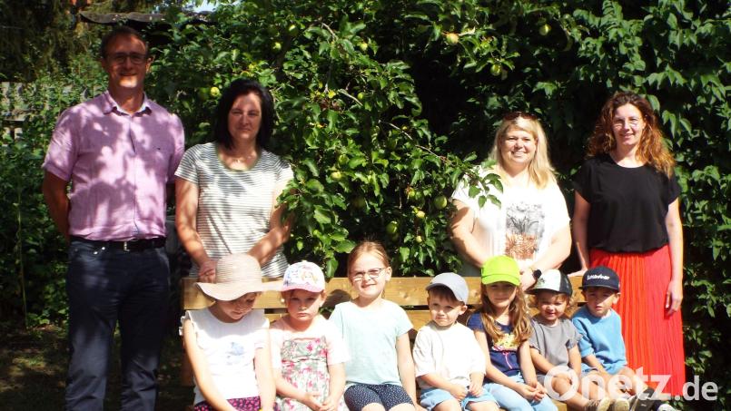 Mit dem Erlös werden zwei Bänke angeschafft, darüber freien sich Elternbeirätin Martina Grünwald (rechts) und daneben Kindergartenleiterin Claudia Reinisch. Bild: e