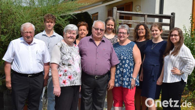 Im Kreise ihrer Familie feierten Maria und Josef Nierderalt das Fest der Diamantenen Hochzeit. Zu den Gratulanten gehörten auch Bürgermeister Johann Wilhelm (links) und seine Stellvertreterin Anita Bauer (Vierte von rechts). Bild: bnr