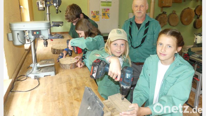 Groß und Klein gemeinsam am Werk – das geht bei der Waldjugend Eschenbach. Bild: rn