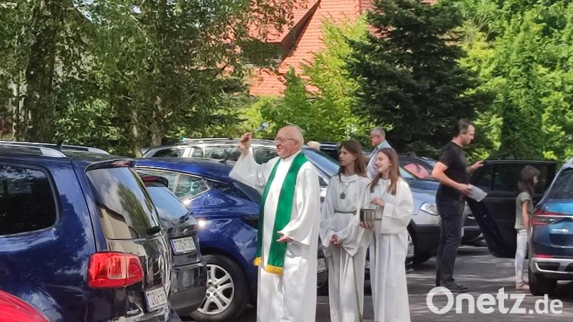 Ruhestandspfarrer Helmut Süß aus Eschenbach gab, begleitet von den Ministrantinnen Laura Sticht und Eva Kellner, den Fahrzeugen in Pullenreuth den kirchlichen Segen. Bild: twg