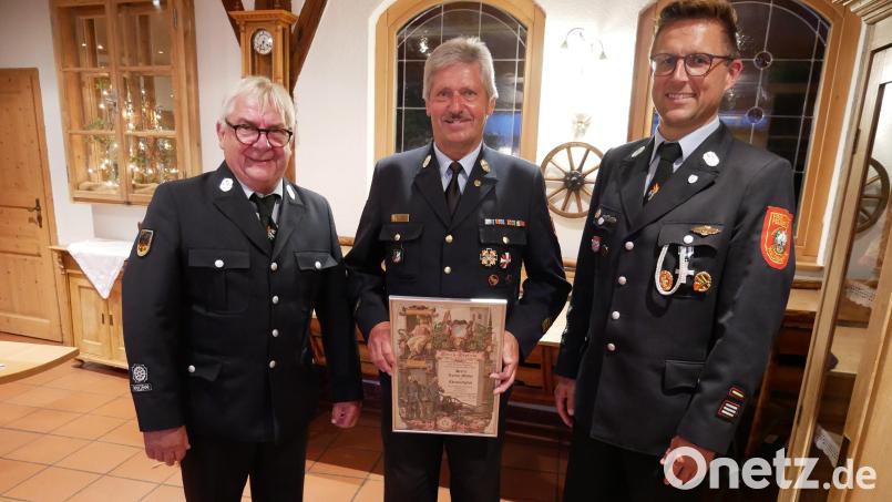 Das neue Ehrenmitglied der Freiwilligen Feuerwehr Waldsassen KBI a.D. Lorenz Müller (Mitte) bei seiner Verabschiedung aus dem aktiven Dienst mit Vorsitzendem Dr. Wolfgang Fortelny (links) und Kommandant Tobias Tippmann (rechts). Bild: hmr