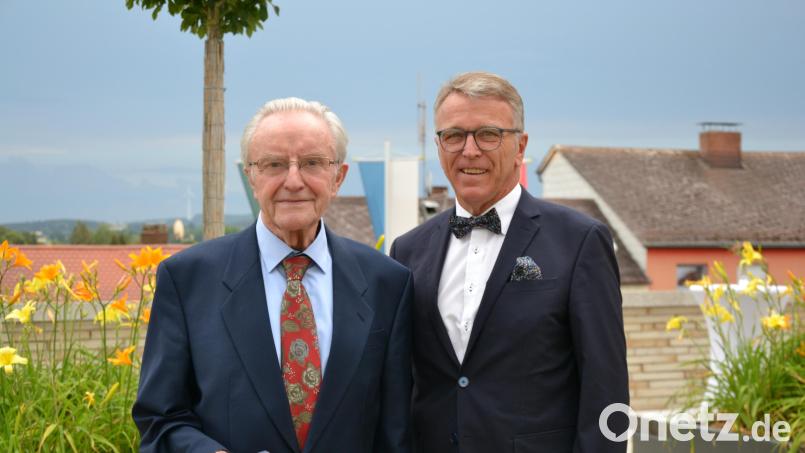 Karl Berr (links) ist jetzt Träger der goldenen Ehrenmedaille der Stadt Tirschenreuth. Bürgermeister Franz Stahl dankte ihm für seinen langen Einsatz in der Kommunalpolitik. Bild: as