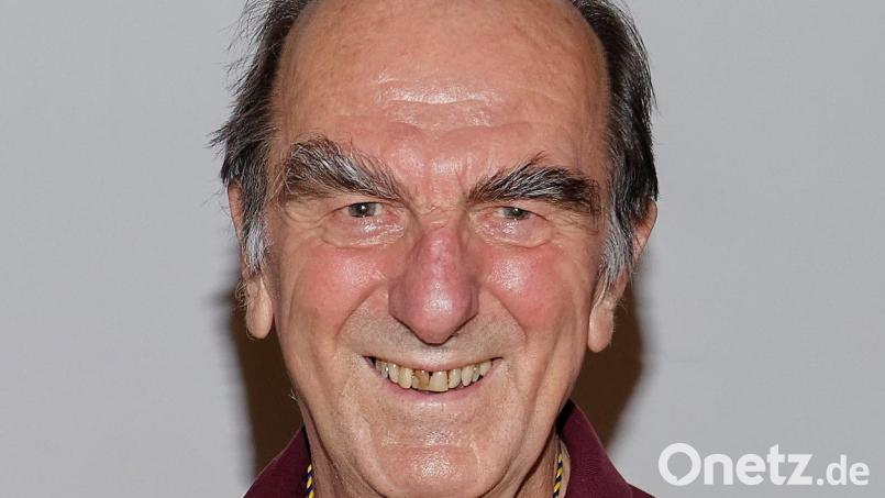 Johann Gmeiner, Vorsitzender des Fotoclubs und früherer Fußballer der SpVgg, feierte kürzlich seinen 80. Geburtstag. Grund genug, den monatlichen Clubabend auf ihn auszurichten. Bild: exb/Gmeiner