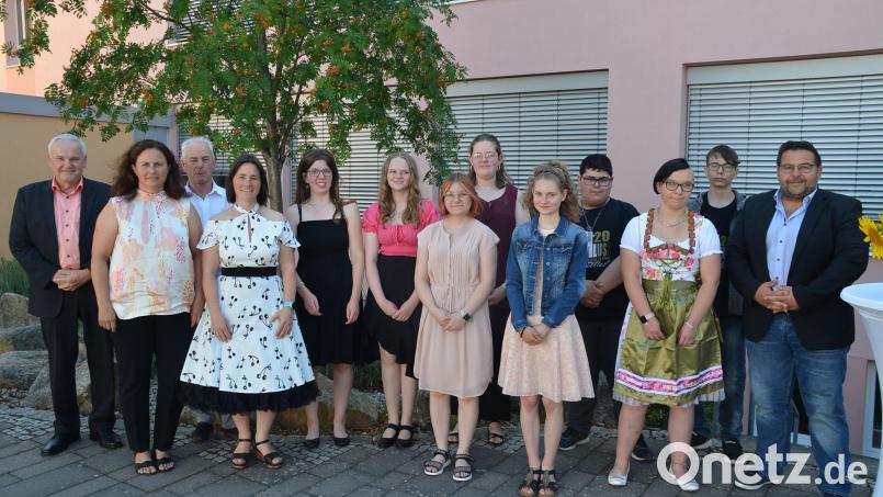 Hinter Klassenlehrerin Stefanie Danzer (Vierte von links) liegt ein „interessantes und buntes Jahr“. Auch sie gratulierte den Schulbesten Alina Söllner (Fünfte von links), Anna-Maria Findeis und Angelina Gößner (Fünfte und Sechste von rechts). Bild: ak