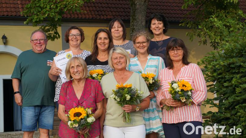 Das Leitungsteam der TSG-Turnabteilung mit Geehrten (vorne, von rechts): Maria Englert, Melanie Tafelmeyer, Anita Bauer, Gerlinde Wagner; (hinten, von rechts) Birgit Schatz, Verena Tafelmeier, Gudrun Heibl, Andrea Schimmer. Auch Ehrenmitglied Werner Windisch gratuliert. Bild: bk
