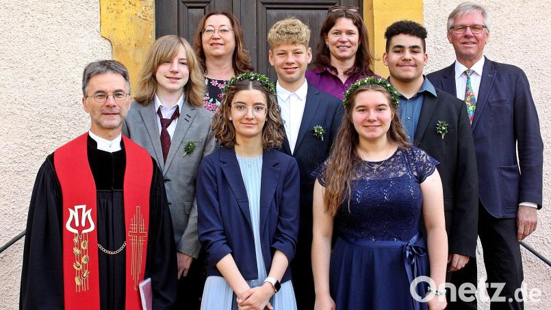 Pfarrer Andreas Ruhs (vorne links) feiert mit (daneben) Elena Beutner, und Lena Marie Held, (zweite Reihe, von links) Jonah Mendorf, Jonathan Röckl und Jaden Ochs den Tag ihrer Konfirmation. Bild: R. Kreuzer