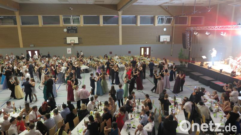 Die hohen Temperaturen in der Mehrzweckhalle waren für viele Tanzpaare kein Problem. Bild: jzk