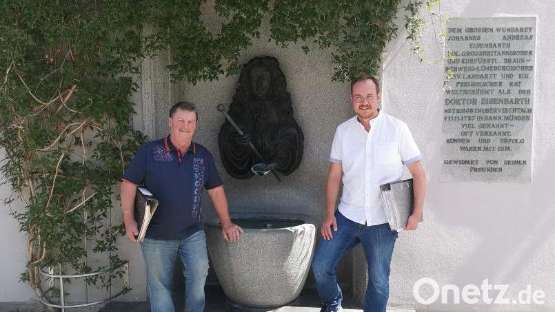 Der letzte Vorsitzende des Tourismusvereins Oberviechtach, Tobias Ehrenfried (rechts), blickt zusammen mit seinem Vorgänger Hermann Deyerl am Doktor-Eisenbarth-Brunnen am Marktplatz auf die Vereinsgeschichte zurück. Bild: Portner