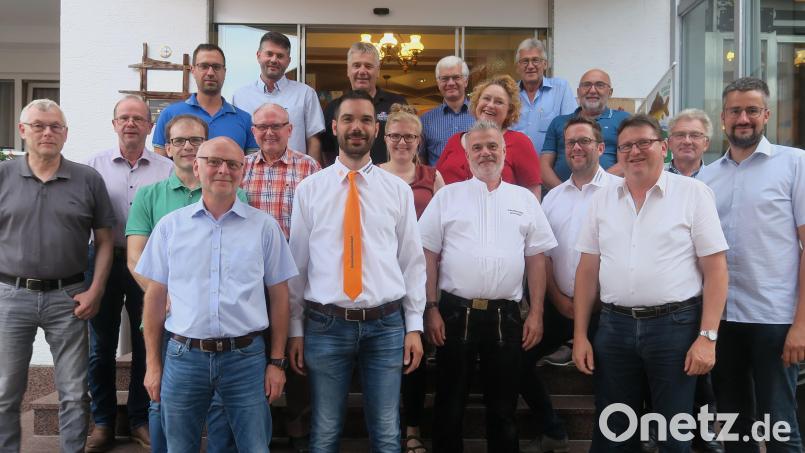 Die Schreiner-Innung Schwandorf wählte eine neue Vorstandschaft und ehrte langjährige Mitglieder. Obermeister bleibt Fabian Kraus (vorne mit Krawatte). Bild: Rudolf Hirsch/exb