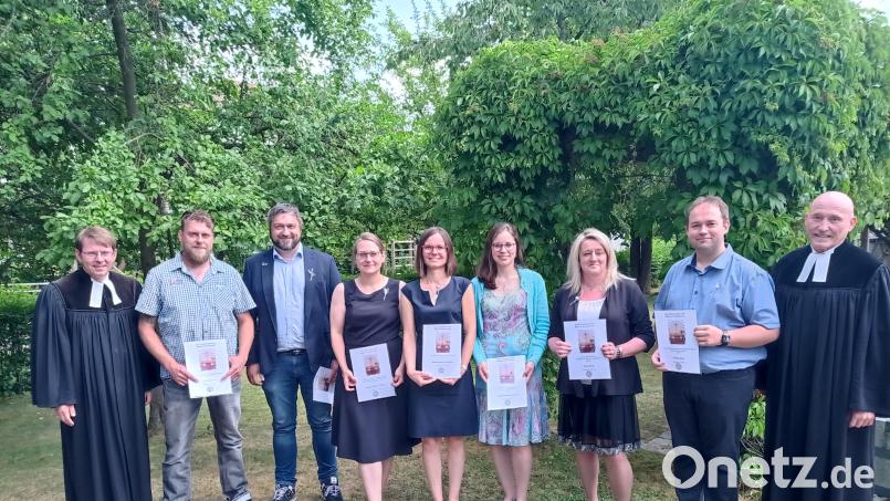Bei der Feier zum 25. Konfirmationsjubiläum waren (von links) Pfarrer Andreas Kraft, Thorsten Rothe, Tobias Grimmer, Susanne Böll, Manuela Lippert, Claudia Wohler, Bianca Prell, Christian Seidel und Pfarrer Franz Giegold dabei. Bild: fpoz