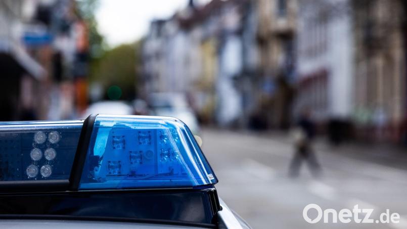 Ein Einsatzfahrzeug der Polizei steht am Straßenrand. Symbolbild: Philipp von Ditfurth/dpa/Symbolbild