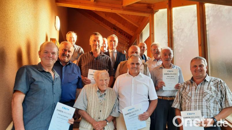 Der CSU-Ortsverband Ammerthal ehrt langjährige Mitglieder. Es gratulieren MdL Dr. Harald Schwartz (hinten/Mitte), Bürgermeister Anton Peter (zweite Reihe links), Georg Weiß (erste Reihe. Zweiter von links), Träger der Ehrenmedaille in Silber der Gemeinde Ammerthal, sowie Ortsvorsitzender Robert Weiß (daneben). Bild: oe