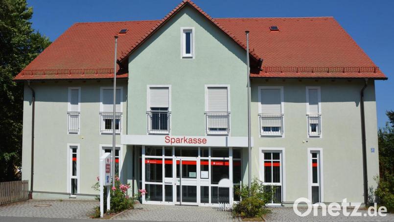 Im linken Teil des ehemaligen Sparkassen-Gebäudes soll der geplante Tante M-Laden unterkommen. Die Gemeinde ist seit vergangenem Jahr Eigentümer des Haues. Bild: jr