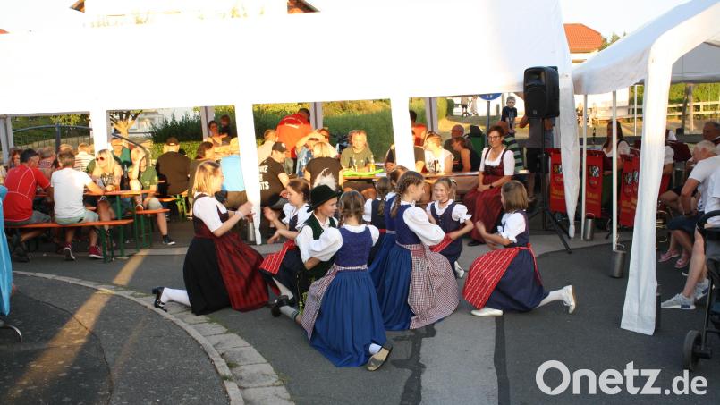 Beim Trabitzer Spielplatzfest lässt die &quot;Haidnaabtaler&quot;-Trachtenjugend zur Freude der Gäste bei ihrem Tanz das Spinnradl drehen.. Bild: bjp