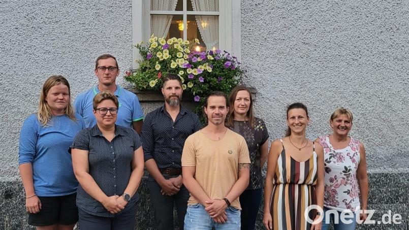 Führen in den kommenden drei Jahren die Geschicke des Ortsverschönerungsvereins Wurz: Sarah Berg, Sven Gleißner, Sonja König, Sven Förster, Bernd Förster, Renate Greiner, Christina Kulikow und Marianne Kowalek (von links). Bild: szl