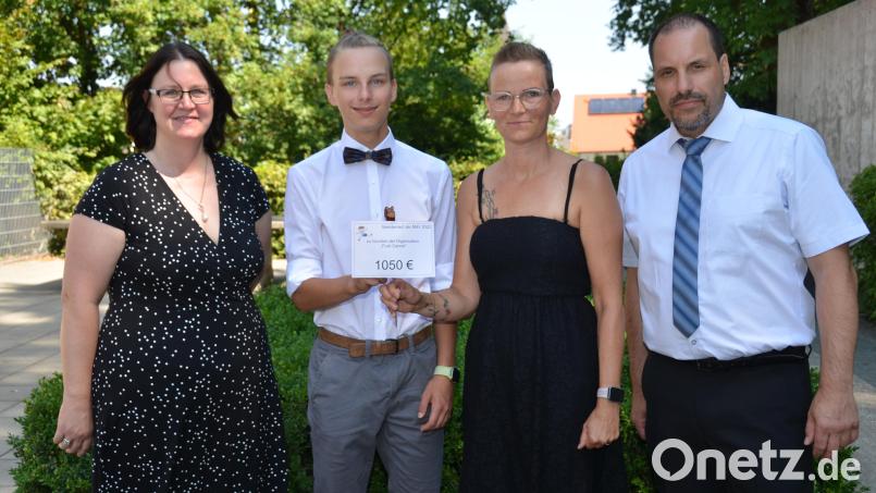Sonja Gerth aus Waldthurn (Zweite von rechts) setzt sich seit ihrer Krebserkrankung für "Fuck Cancer" ein. Die Schüler am Sonderpädagogischen Förderzentrum erlaufen mit Spenden 1050 Euro für die Organisation, die Schulleiter Michael Raab (rechts) und Konrektorin Alexandra Bayer (links) nun bekannt gaben. Bild: dob